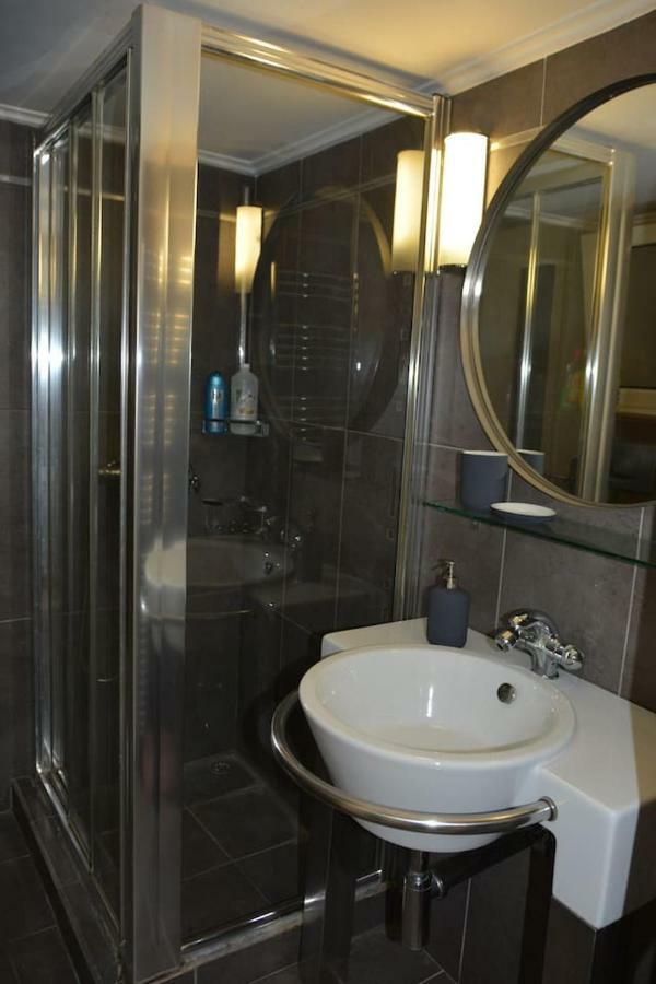 Modern Apartment, 5΄ Walk From Central Metro Station Atene Esterno foto